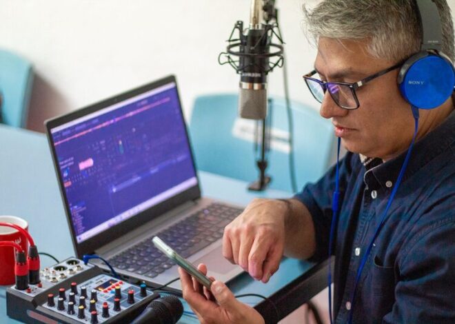 Descubre los mejores podcasts para mayores que quieren estar al día