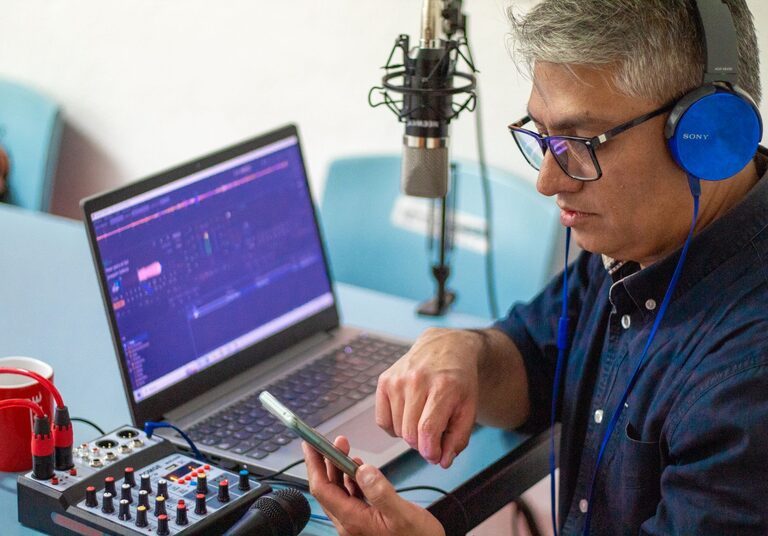 Descubre los mejores podcasts para mayores que quieren estar al día